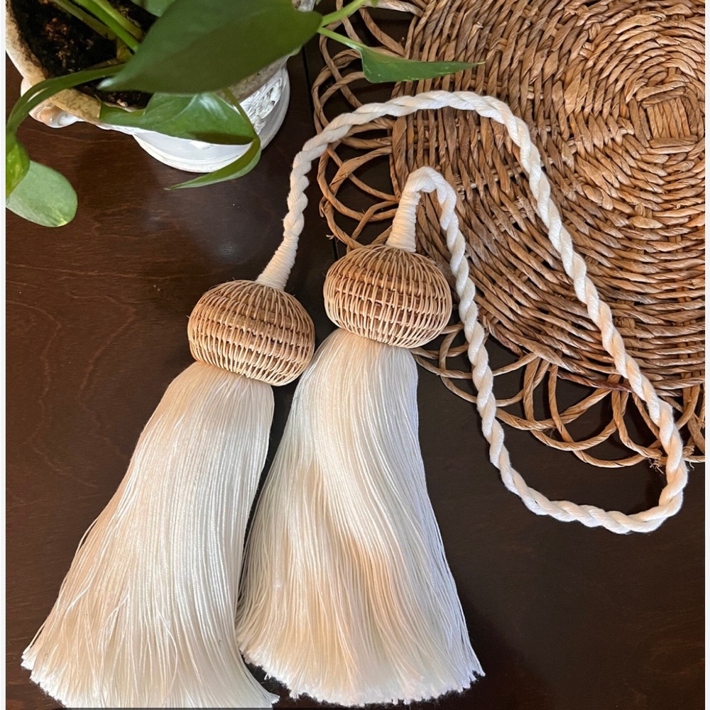 Wicker-Topped Ivory Macramé Tassels Tieback